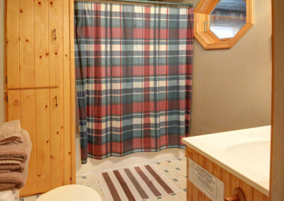 Cougar Cabin - Bathroom