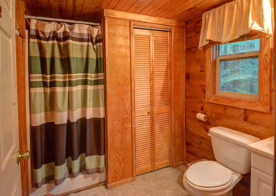 Shawnee Cabin - Bathroom